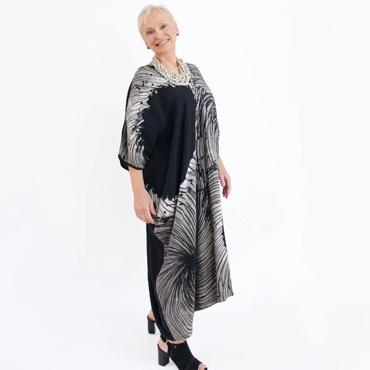 Paint-stroke Shibori turbulence Sky Caftan in Black and Tan