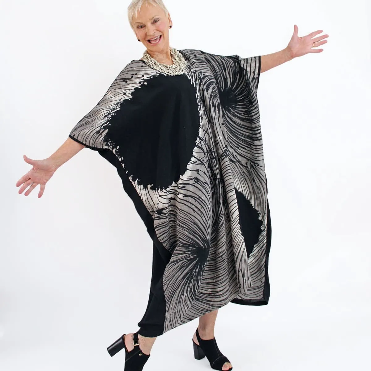 Paint-stroke Shibori turbulence Sky Caftan in Black and Tan